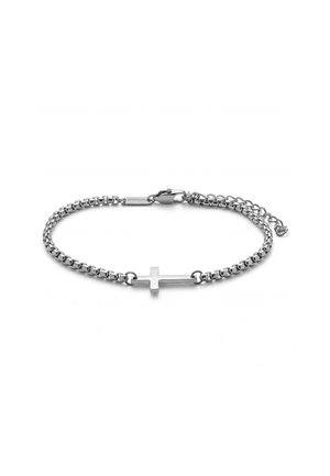 Sølvkjedearmbånd med et horisontalt korsanheng og lukking med hummerlås på hvit bakgrunn.