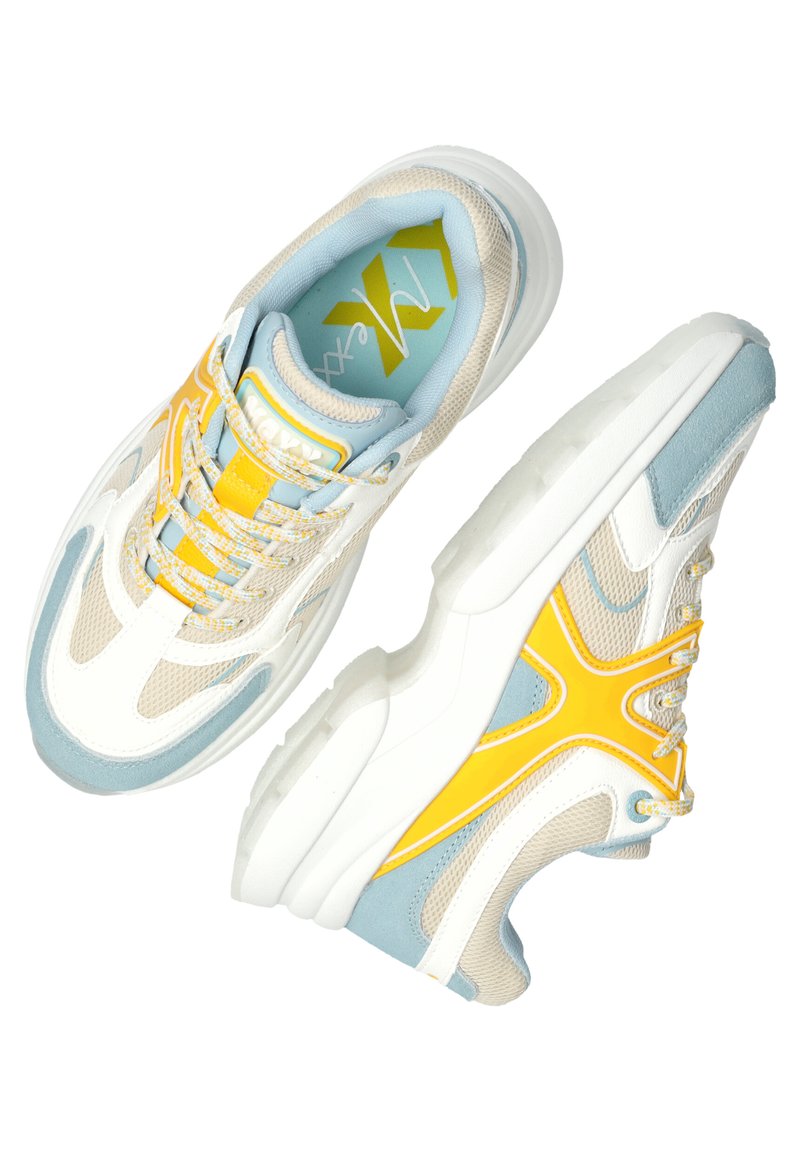 Een paar witte, blauwe en gele atletiekschoenen met mesh- en suèdepanelen, een gele X-ontwerp en gestreepte veters, weergegeven van boven en van opzij.