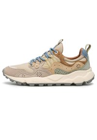 Tenisky s béžovým, hnědým a zeleným svrškem z semiše a kůže, s modrými tkaničkami, perforovanými detaily a silnou gumovou podrážkou.