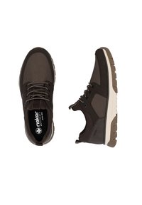 Braune Sportschuhe mit einem Obermaterial aus Mesh und Wildleder, Schnürdesign, gepolsterter Sohle und strukturierten Akzenten. Mit Logo auf der Innensohle.