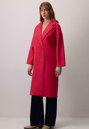 - Klasyczny płaszcz