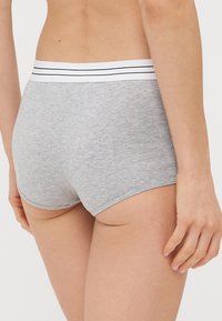 Γκρι βαμβακερά σορτς hipster με λευκή ζώνη που έχει μαύρες ρίγες, με απαλό υφή και σχεδίαση που αγκαλιάζει το σώμα.