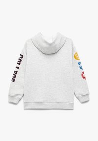 Szary sweatshirt z kapturem, z napisem "COLLEGE" w ciemnoczerwonym kolorze na jednym rękawie oraz różnokolorowymi okrągłymi łatami na przeciwnym rękawie.