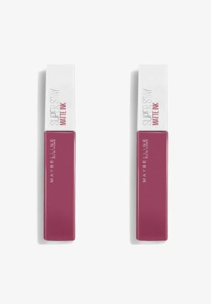 Deux tubes de rouge à lèvres liquide mat côte à côte. Chacun a une forme rectangulaire, des capuchons blancs et des corps rose-violet avec du texte noir et rouge.