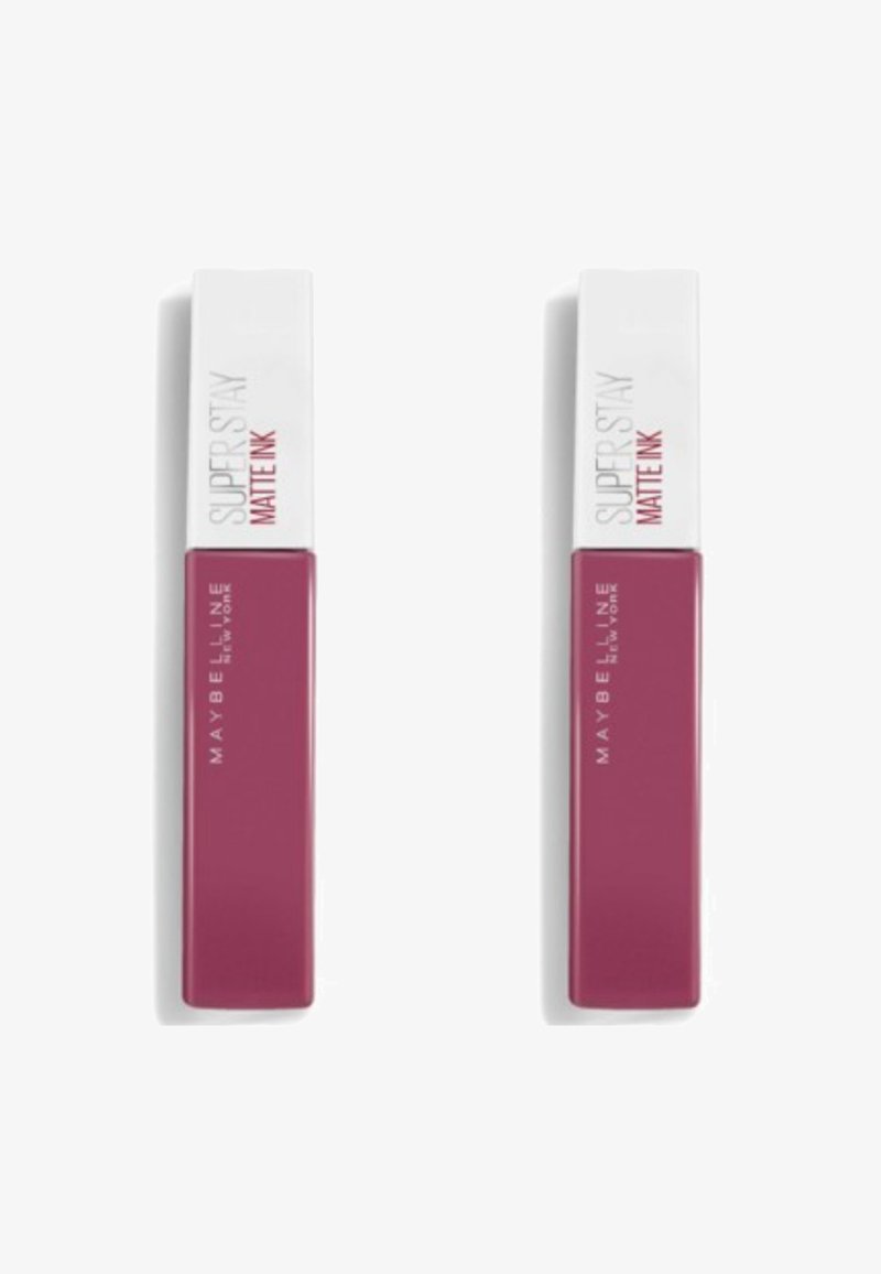 Deux tubes de rouge à lèvres liquide mat côte à côte. Chacun a une forme rectangulaire, des capuchons blancs et des corps rose-violet avec du texte noir et rouge.
