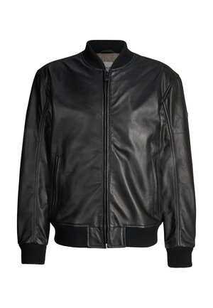 Schwarze Leder-Bomberjacke mit geripptem Kragen, Bündchen und Saum, vorderem Reißverschluss und seitlichen Einschubtaschen, auf weißem Hintergrund dargestellt.