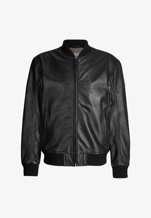 Schwarze Leder-Bomberjacke mit geripptem Kragen, Bündchen und Saum, vorderem Reißverschluss und seitlichen Einschubtaschen, auf weißem Hintergrund dargestellt.