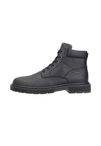 Botas de piel negra hasta el tobillo con acabado texturizado, seis ojales, suela robusta y cuello reforzado, que cuentan con un detalle de logo en el lateral.