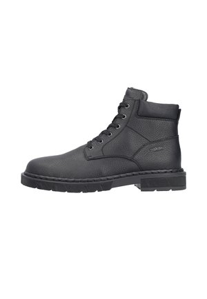 Botas de piel negra hasta el tobillo con acabado texturizado, seis ojales, suela robusta y cuello reforzado, que cuentan con un detalle de logo en el lateral.