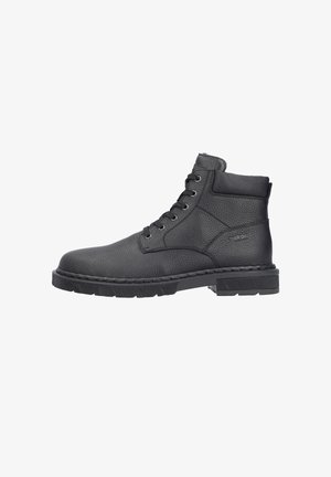 Botas de piel negra hasta el tobillo con acabado texturizado, seis ojales, suela robusta y cuello reforzado, que cuentan con un detalle de logo en el lateral.