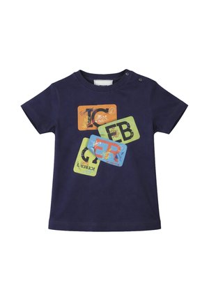 Maglietta blu navy per bambini piccoli con maniche corte e grafica colorata di blocchi di lettere sovrapposti sul davanti, con bottoni a pressione sulla spalla.