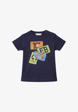 Maglietta blu navy per bambini piccoli con maniche corte e grafica colorata di blocchi di lettere sovrapposti sul davanti, con bottoni a pressione sulla spalla.