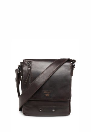 Braune Leder-Umhängetasche mit Klappenverschluss, verstellbarem Tragegurt, vorderer Reißverschlusstasche und geprägtem Logo-Detail. Glatte Textur und robustes Design.