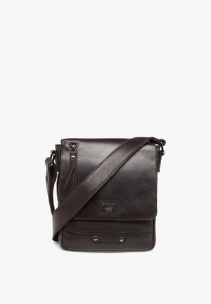 Braune Leder-Umhängetasche mit Klappenverschluss, verstellbarem Tragegurt, vorderer Reißverschlusstasche und geprägtem Logo-Detail. Glatte Textur und robustes Design.