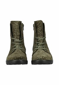 Kotníkové boty z olivově zeleného semiše s bílými puntíky, černou gumovou podrážkou a kovovými zipy po stranách. Šněrování v odpovídající zelené barvě.