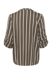Blusa marrón a rayas con rayas verticales blancas, con mangas de tres cuartos y cuello redondo, hecha de una tela suave y ligera.