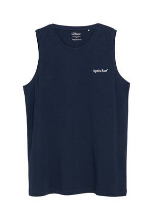 Marineblaues ärmelloses Tanktop mit dem Schriftzug "Après Surf" auf der linken Brust und s.Oliver Markenlabel im Inneren des Halsausschnitts.