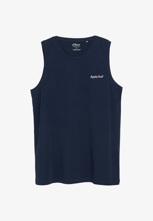 Marineblaues ärmelloses Tanktop mit dem Schriftzug "Après Surf" auf der linken Brust und s.Oliver Markenlabel im Inneren des Halsausschnitts.