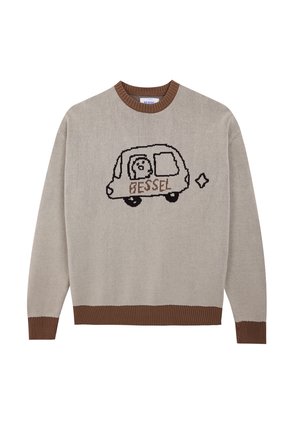 Suéter de punto beige con un diseño de coche de dibujos animados que incluye un perro, detalles marrones en el cuello y el dobladillo, y la palabra "BESSEL" en letras marrones.