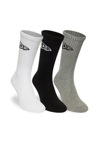 Trois paires de chaussettes de marin : blanches, noires et grises. Chacune présente une texture côtelée et un logo sur le revers, avec une conception de pointe lisse.