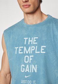 Nike Performance TEE GYM CULTURE - T-shirt estampada - smokey blue