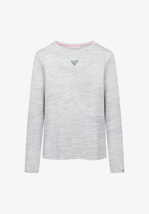Lichtgrijze langemouwen top van gestructureerde stof, voorzien van een zilverkleurig hartdetail aan de voorkant en een ronde halslijn.