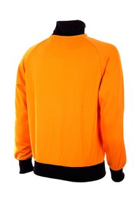 Pullover arancione in poliestere con colletto nero. Presenta maniche lunghe e orlo a costine. Texture liscia e design sportivo casual.