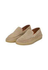 Beige Wildleder Slipper mit runder Zehenform, genähten Details und einer hellen Gummisohle. Glatte Textur mit minimalen Hardwareakzenten.