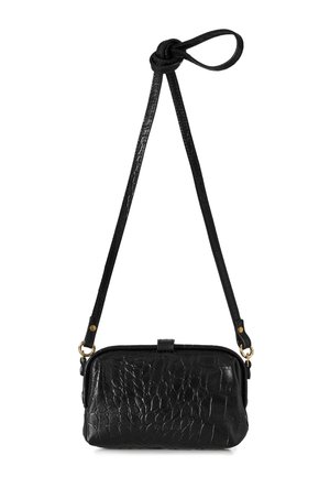Borsa a tracolla in pelle nera con stampa coccodrillo, con ferrature dorate e tracolla regolabile annodata, forma rettangolare con chiusura a moschettone.