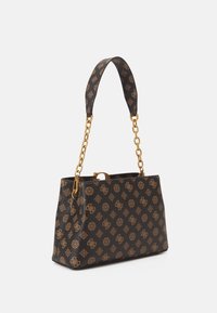 Sac à main noir avec ferrures dorées, doté d'une chaîne et d'une sangle en tissu. Décoré d'un motif géométrique répétitif. Matériau texturé.