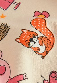 Puuvillakangas, jossa on leikkisä kuosi, jossa hymyilevä oranssi orava, vaaleanpunaisia kukkia ja etana, vaaleanbeigen taustan päällä.