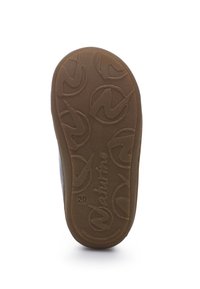 Gumová podrážka s texturovaným hnědým povrchem; obsahuje mírně vyvýšené vzory obdélníkového loga a vytištěný název značky "Walentino."