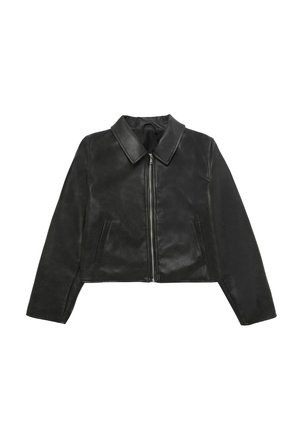 Schwarze, exponierte Lederjacke mit einem Frontreißverschluss, spitzem Kragen und zwei seitlichen Taschen. Glatte Textur mit einem eleganten, minimalistischen Design.