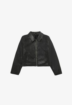 Schwarze, exponierte Lederjacke mit einem Frontreißverschluss, spitzem Kragen und zwei seitlichen Taschen. Glatte Textur mit einem eleganten, minimalistischen Design.