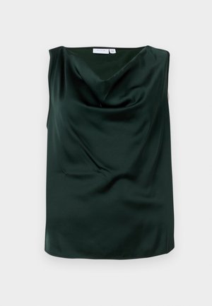 Tmavě zelený saténový top s lodičkovým výstřihem a bez rukávů. Hladký povrch s mírnými záhyby, zakončený klasickými okraji.