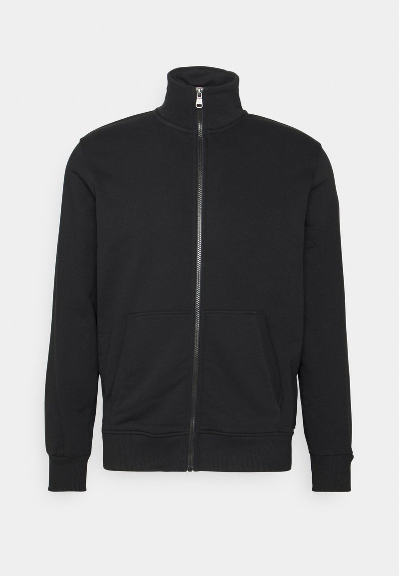 Svart zip-up sweatshirt i mjukt tyg, med hög krage, två framfickor samt ribbade ärmslut och nederkant. Klassisk design.