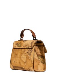 Borsa in pelle tan con design vintage della mappa del mondo, forma strutturata, manico superiore marrone e chiusura a patta con cuciture visibili.