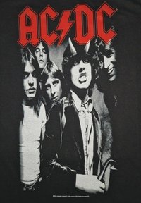 Pět mužských členů kapely pózuje společně v černobílém provedení, jeden z nich má na hlavě rohy ďábla; nad nimi je výrazný červený nápis „AC/DC“.