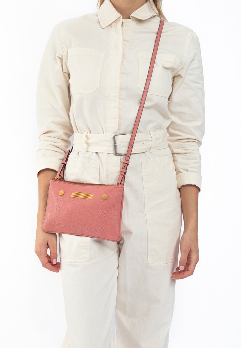 CLIO GOLDBRENNER MINI GRAINED Sac bandoulière grapefruit/orange