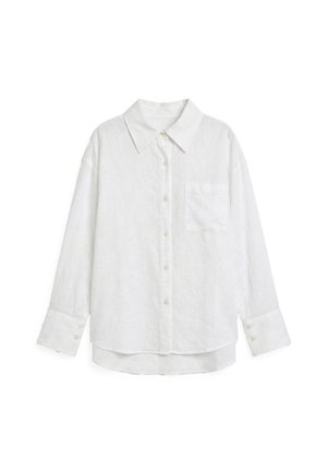 Witte blouse met lange mouwen, knopen vooraan, een puntige kraag en een borstzak, weergegeven op een effen witte achtergrond.