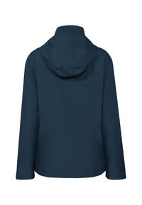 Veste imperméable bleu marine avec capuche, texture lisse et manches longues. Conçue pour sa durabilité avec un profil arrière simple et épuré.
