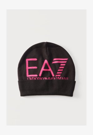 Čierna pletená čiapka s lemom, so veľkým ružovým "EA7" a čiastočne viditeľným textom "Emporio Armani" vpredu.