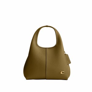 Bolso de mano de cuero texturizado color verde oliva con cierre de cremallera, asa única y pequeño detalle de logo dorado en la parte frontal inferior derecha.