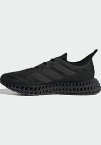 Chaussure de sport noire en maille avec trois bandes, devant à lacets et semelle texturée en treillis, vue de profil sur fond clair.