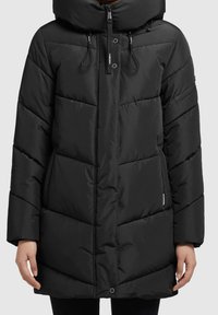 Černý vycpaný kabát s vysokým límcem, s podélným prošíváním, zapínáním na zip a detaily se stahovacími šňůrkami. Obsahuje boční kapsy a volný střih.