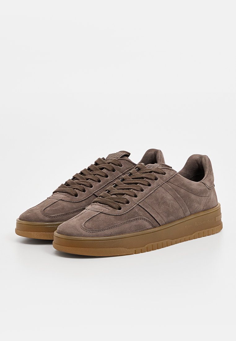 Braune Wildledersneaker mit abgerundeter Zehenkappe, flacher Schnürdesign, Gummisohle und minimaler seitlicher Verzierung. Strukturiert Oberfläche mit matter Oberfläche.