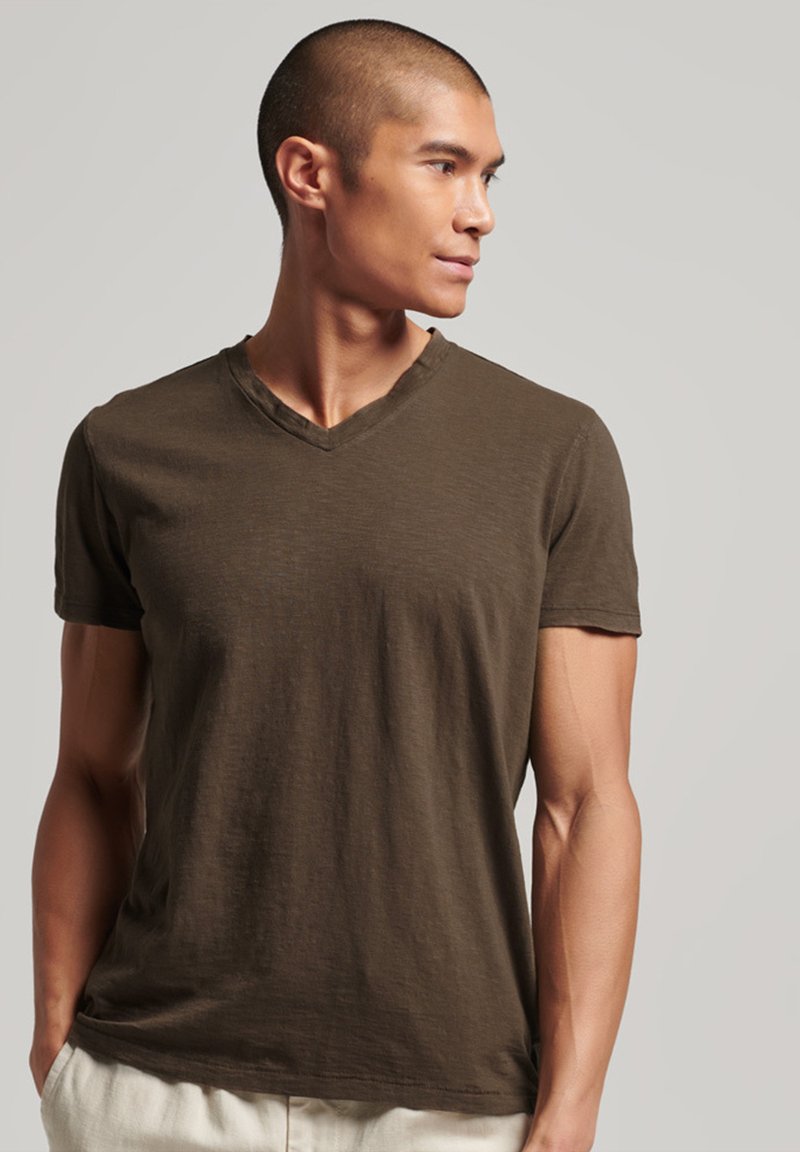 Superdry STUDIOS V NECK Tshirt basique deep khaki/kaki ZALANDO.FR