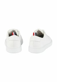 Witte leren sneakers met een gladde textuur, rond ontwerp en rubberen zolen. Heeft rode, witte en blauwe accenten bij de hiel.