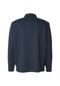 Polo à manches longues bleu marine en tissu doux, doté d'un col classique, d'un ourlet droit et d'un détail discret de couture au niveau des épaules.