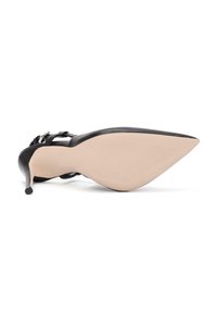Scarpa nera in pelle con tacco alto, punta affilata e tacco a stiletto sottile; presenta una suola liscia e una cinghia alla caviglia regolabile con hardware in metallo.